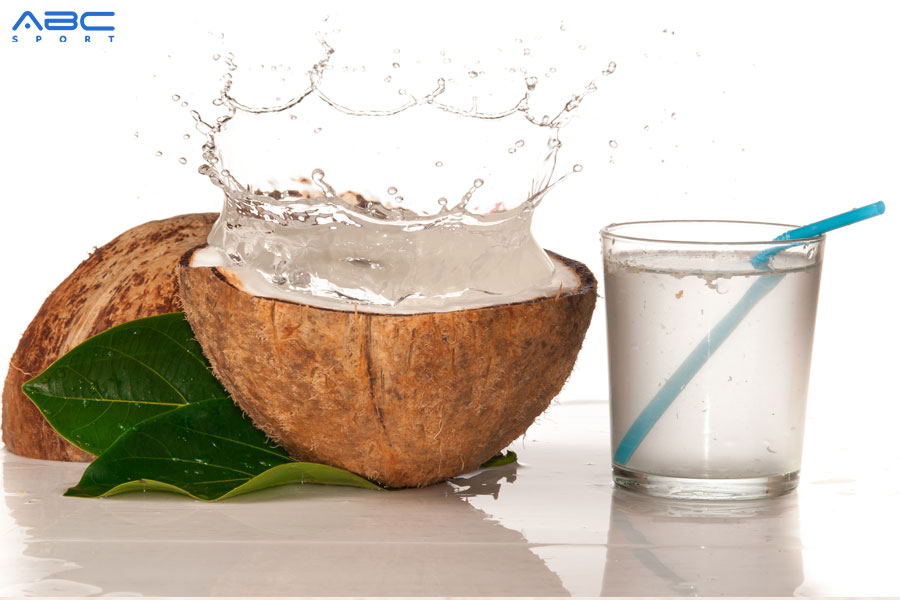 Uống nước dừa có giúp giảm cân? Trong 1 quả dừa chỉ chứa 1 lượng calo nhỏ