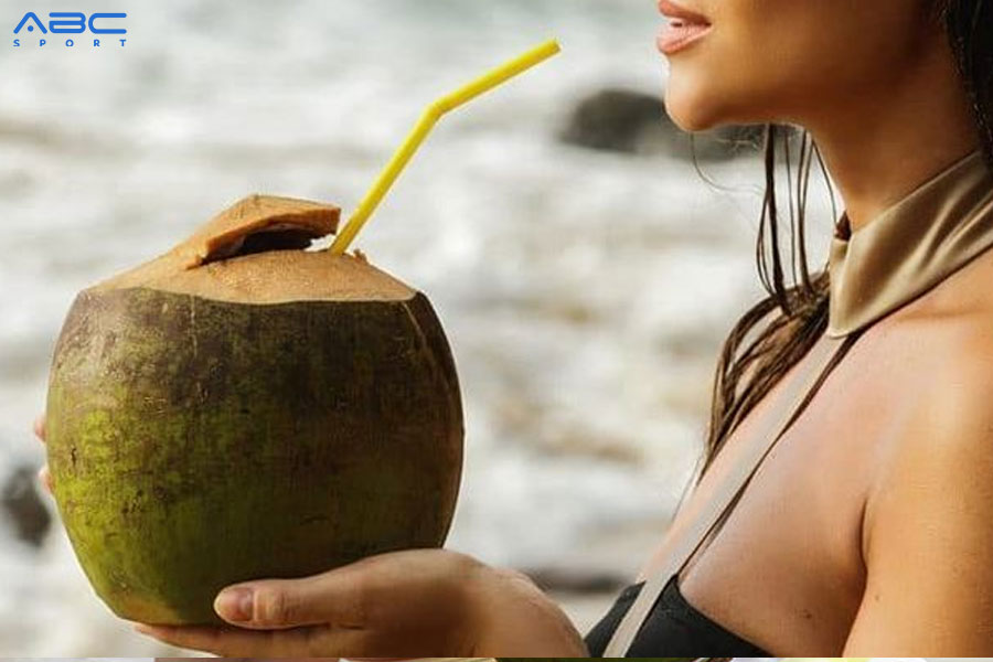 Thường xuyên uống nước dừa giúp bạn sở hữu làn da không tỳ vết