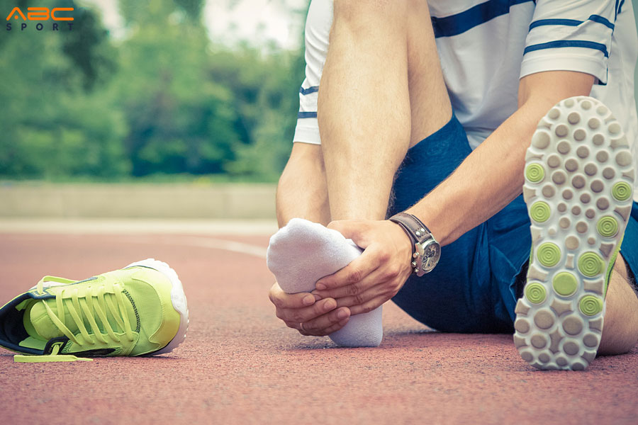 Bàn chân bẹt có liên quan đến đau gan bàn chân khi chạy bộ không? Nếu có, làm thế nào để điều trị?
